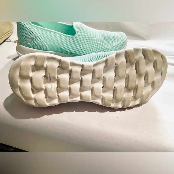 Sketchers Size 8M Mint Slip-Ons. In excellent used condition. Lightweight. GEN 5 - Picture 11 of 14